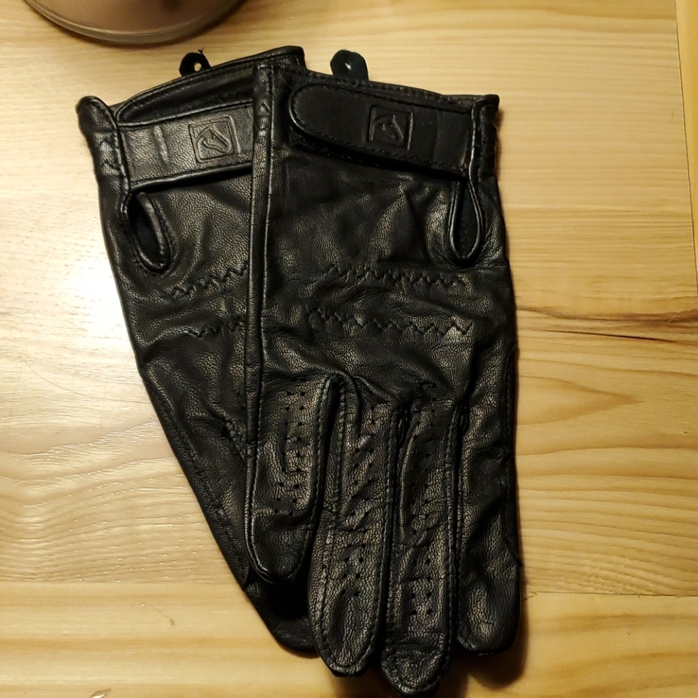 Leather riding gloves